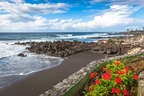 The coast of Atlantic ocean in Puerto De La Cruz, one of the mos — Stock Photo, Image