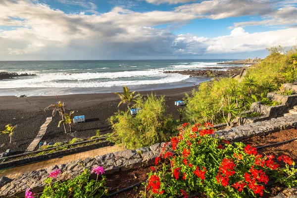 Die küste des atlantischen ozeans in puerto de la cruz, einer der — Stockfoto