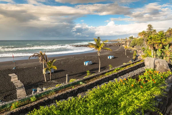 Die küste des atlantischen ozeans in puerto de la cruz, einer der — Stockfoto