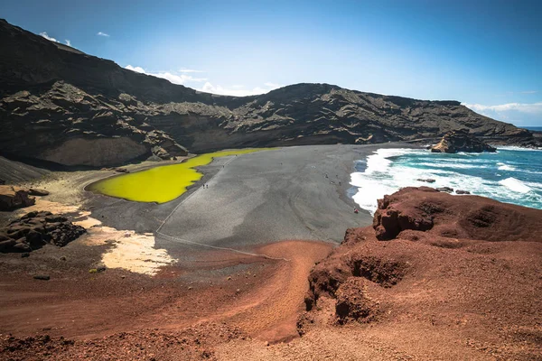 Grön lagun på El Golfo, Lanzarote, Kanarieöarna — Stockfoto