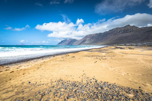 Παραλία ακτή του Famara, νησί Lanzarote, Κανάρια νησιά, Ισπανία — Φωτογραφία Αρχείου