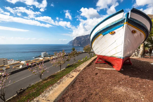 Colourful painted fishing boat near the ocean in Los Gigantes, T — Stock Photo, Image
