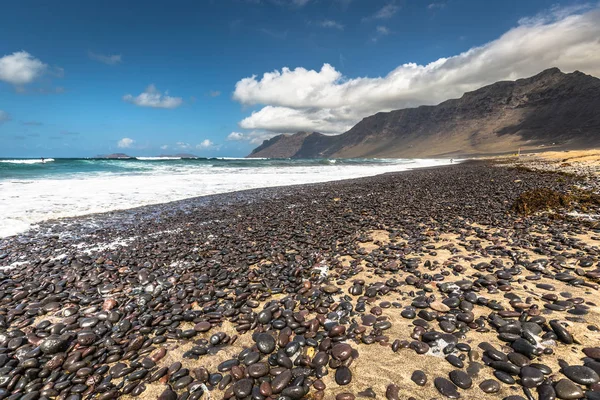 Παραλία ακτή του Famara, νησί Lanzarote, Κανάρια νησιά, Ισπανία — Φωτογραφία Αρχείου