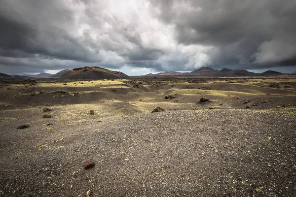 Vulkaniska landskapet i nationalparken timanfaya, lanzarote ö, — Stockfoto