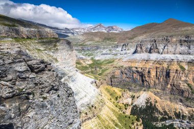İspanyol ulusu Monte Perdido ve Ordesa'nın vadide görme