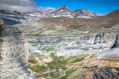 İspanyol ulusu Monte Perdido ve Ordesa'nın vadide görme