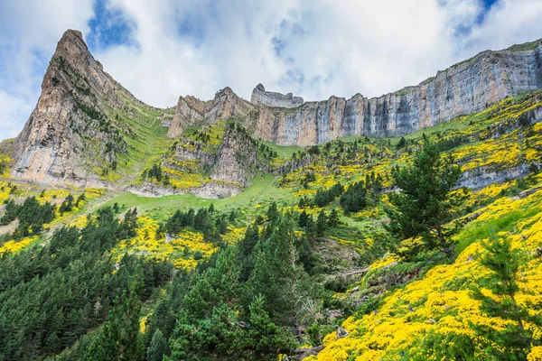 Hermoso paisaje del famoso Parque Nacional de Ordesa, Pirineos, Sp —  Fotos de Stock