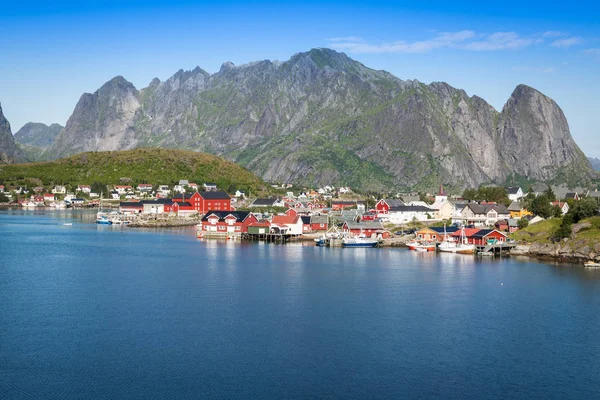 Picturesque fishing town of Reine by the fjord on Lofoten island — Stock Photo, Image