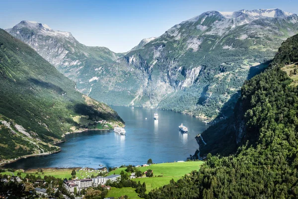 Geiranger Fiyordu'nun panoramik görünümü, Norveç — Stok fotoğraf