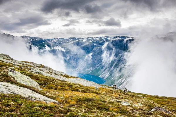 Hermoso paisaje noruego con montañas en el camino a t —  Fotos de Stock