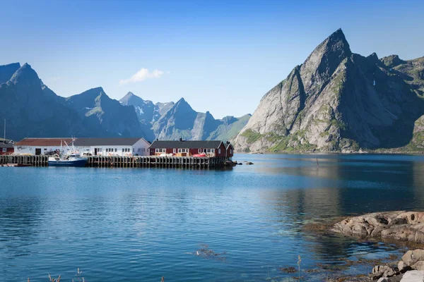 Cidade piscatória pitoresca de Reine junto ao fiorde na ilha de Lofoten — Fotografia de Stock