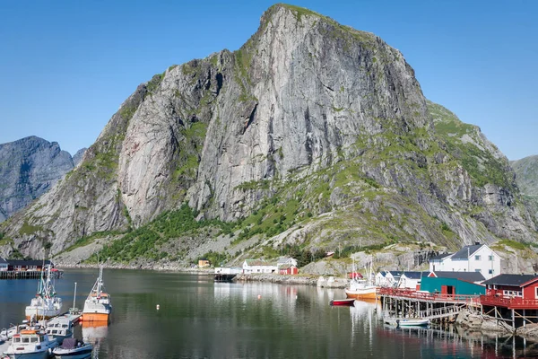 Cidade piscatória pitoresca de Reine junto ao fiorde na ilha de Lofoten — Fotografia de Stock