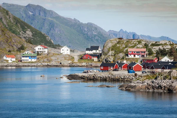 Schilderachtige vissersdorpje van reine door de fjord op lofoten eiland — Stockfoto