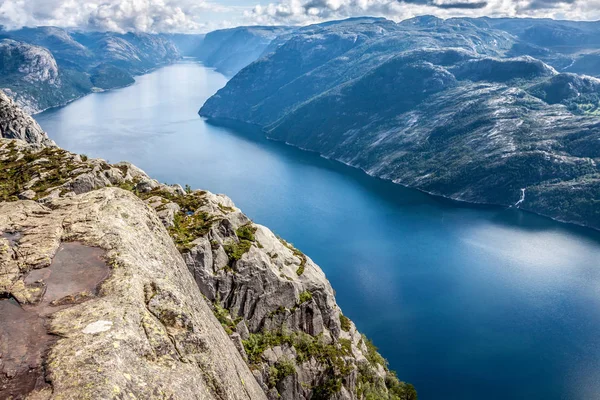 Preikestolen プルピット岩 lysefjorden (ノルウェー) で。よく知られている t — ストック写真