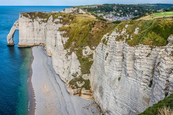 Os famosos penhascos em etretat na Normandia, França — Fotografia de Stock