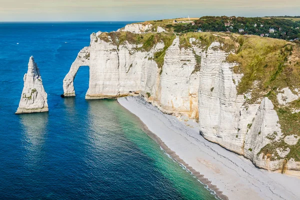Slavné útesy na etretat v Normandii, Francie — Stock fotografie