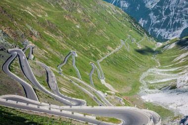Yılan gibi dağ yolunda İtalya Alpleri'nde stelvio geçmek, passo de