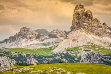 dağların etrafında tre cime di lavaredo - dolomites, İtalya