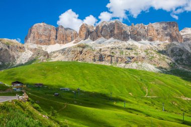 Panorama sella sella dağ aralığının geçmesi, dolomites, ita