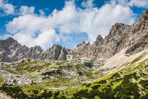Panorama del Parque Nacional y montañas Dolomiti en Cortina d 'Ampez — Foto de Stock