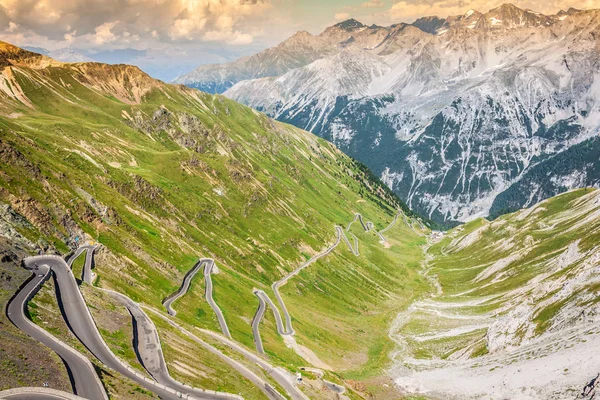 Carretera de serpentina montaña en los Alpes italianos, paso stelvio, passo de — Foto de Stock