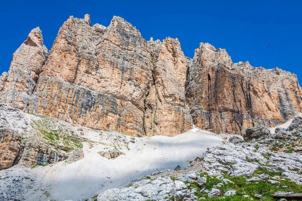 在白云岩 m gruppo 德尔蝶鞍萨斯 pordoi 南脸 (2952 m) — 图库照片