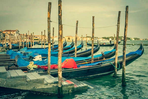 Gondeln, die am Markusplatz festmachen. Venedig, Italien, Europa — Stockfoto