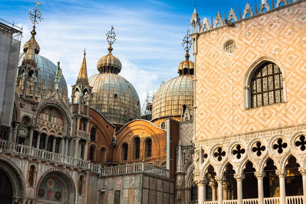 Bazilika san marco v st. označí náměstí v Benátkách, Itálie — Stock fotografie