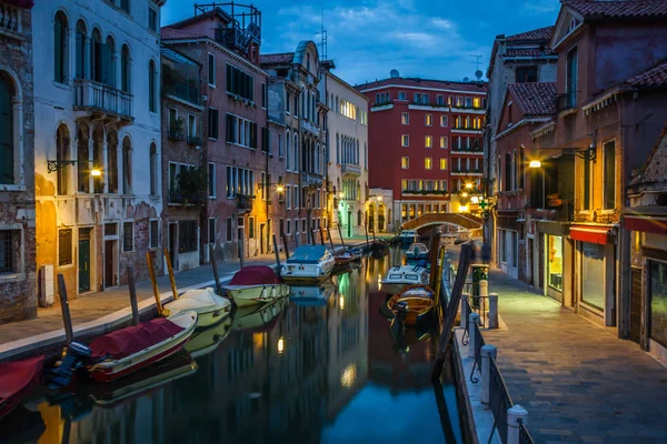 Vista su un piccolo canale a Venezia di notte — Foto Stock