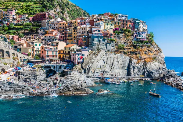 Village of Manarola with ferry, Cinque Terre, Italy — Stock Photo, Image
