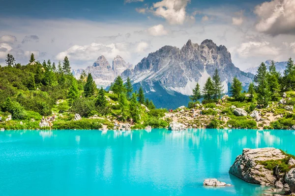 Lac Sorapis turquoise à Cortina d'Ampezzo, avec Dolomite Moun Image En Vente