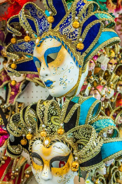 Lembranças e máscaras de carnaval no comércio de rua em Veneza, Itália — Fotografia de Stock