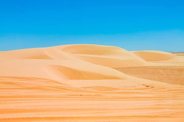 Homokdűnék a Szahara sivatagban közelében ong jemel, Tozeur, Tunézia. — Stock Fotó