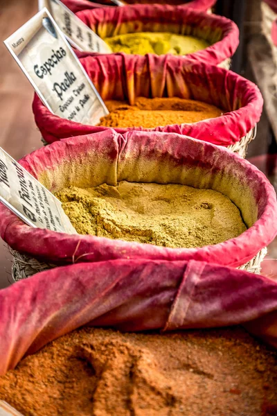 Especias, semillas y té vendidos en un mercado tradicional de Granada, S — Foto de Stock