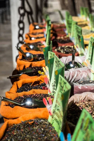 香料存储在格拉纳达，西班牙的东方市场 — 图库照片