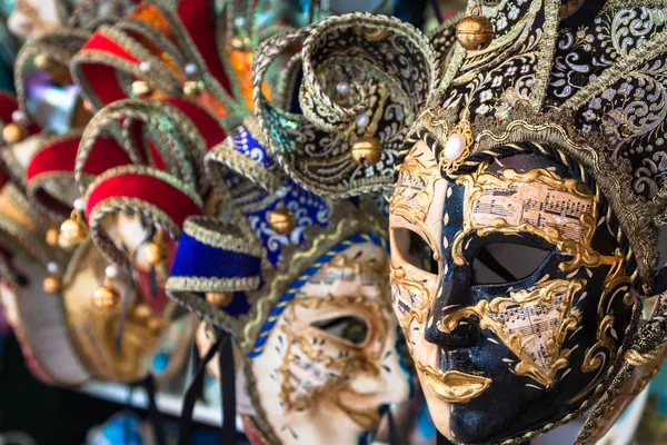 Sklep z pamiątkami i maski karnawałowe na ulicy handlu w Wenecja, Włochy — Zdjęcie stockowe