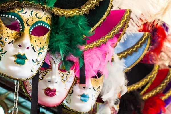 Sklep z pamiątkami i maski karnawałowe na ulicy handlu w Wenecja, Włochy — Zdjęcie stockowe