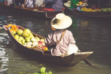 damnoen saduak bangkok yakınındaki geleneksel yüzen Pazar