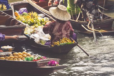 damnoen saduak bangkok yakınındaki geleneksel yüzen Pazar