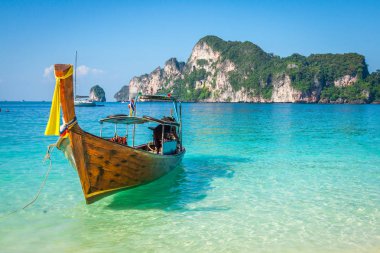 Uzun tekne ve tropikal plaj, Andaman Denizi, Phi Phi Islands, Thaila