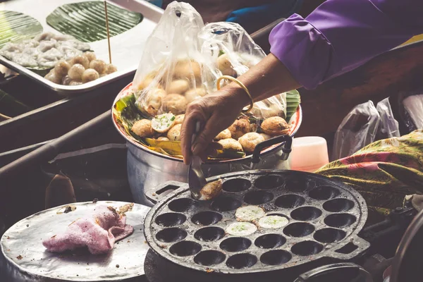 水上市场曼谷，泰国附近的咖啡馆和/晚的食物 — 图库照片