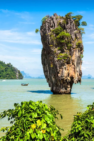 Ko tapu rock auf james bond island, phang nga bay in thailand — Stockfoto