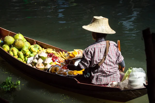 Tradiční plovoucí trh damnoen saduak poblíž bangkok — Stock fotografie