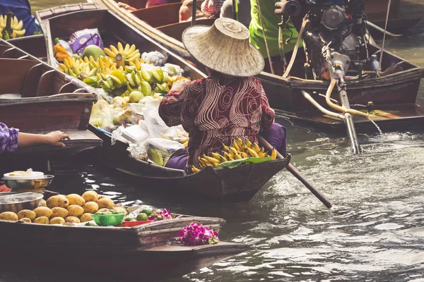 Mercado flutuante tradicional em Damnoen Saduak perto de Banguecoque — Fotografia de Stock