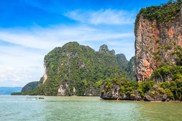 Grande montanha rochosa no mar em Phuket, Tailândia — Fotografia de Stock