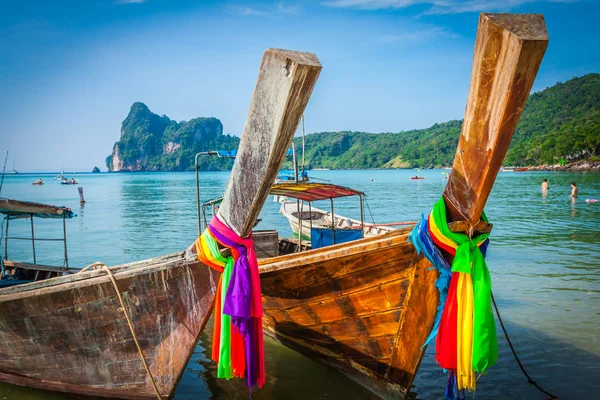 Long boat and tropical beach, Andaman Sea, Phi Phi Islands, Thaila — стоковое фото