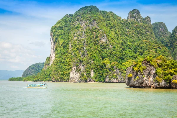 Skały i morze krajobraz na wyspie w Tajlandia, Phuket — Zdjęcie stockowe