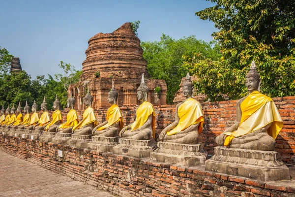 Aligned Buddha Statues at Wat Yai Chaimongkol Ayutthaya Bangkok — Stock Photo, Image