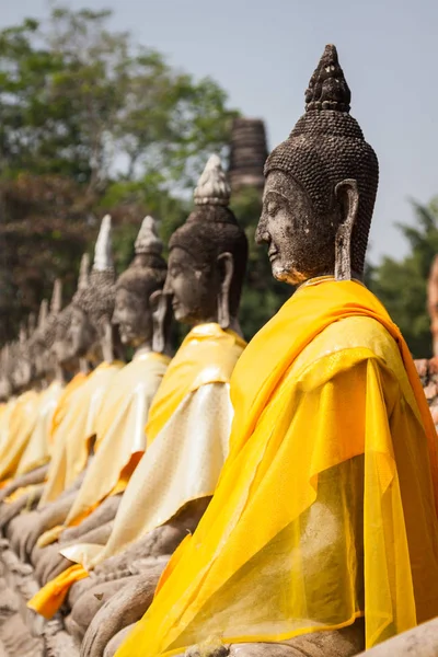 Estatuas de Buda Alineadas en Wat Yai Chaimongkol Ayutthaya Bangkok — Foto de Stock