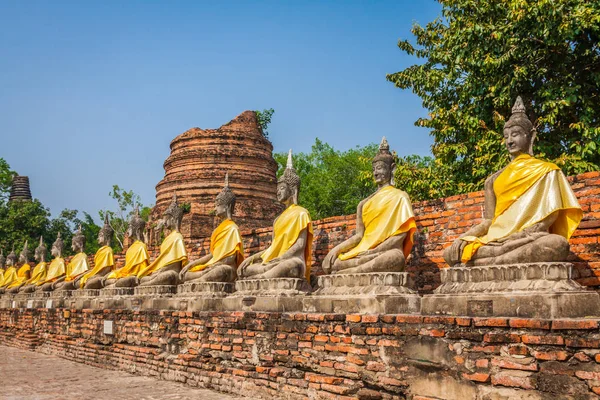 Aligned statues of Buddha — Stock Photo, Image